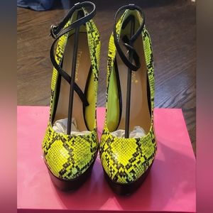 💜💜 Issy lime and black snake skin pumps 💜💜